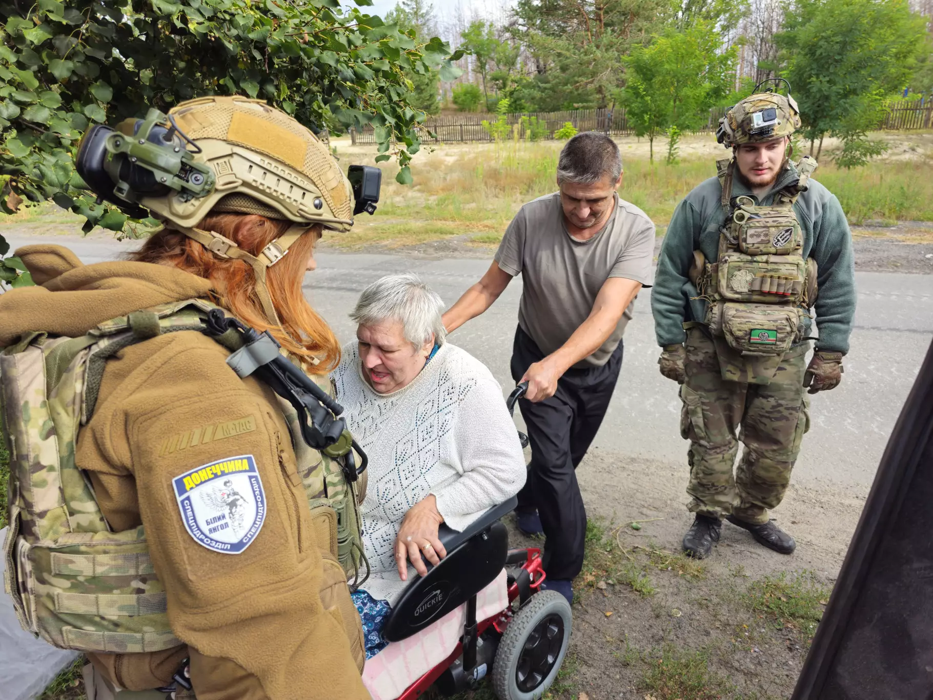 Поліцейські «Білих янголів» евакуюють жінку на візку в Дружківці