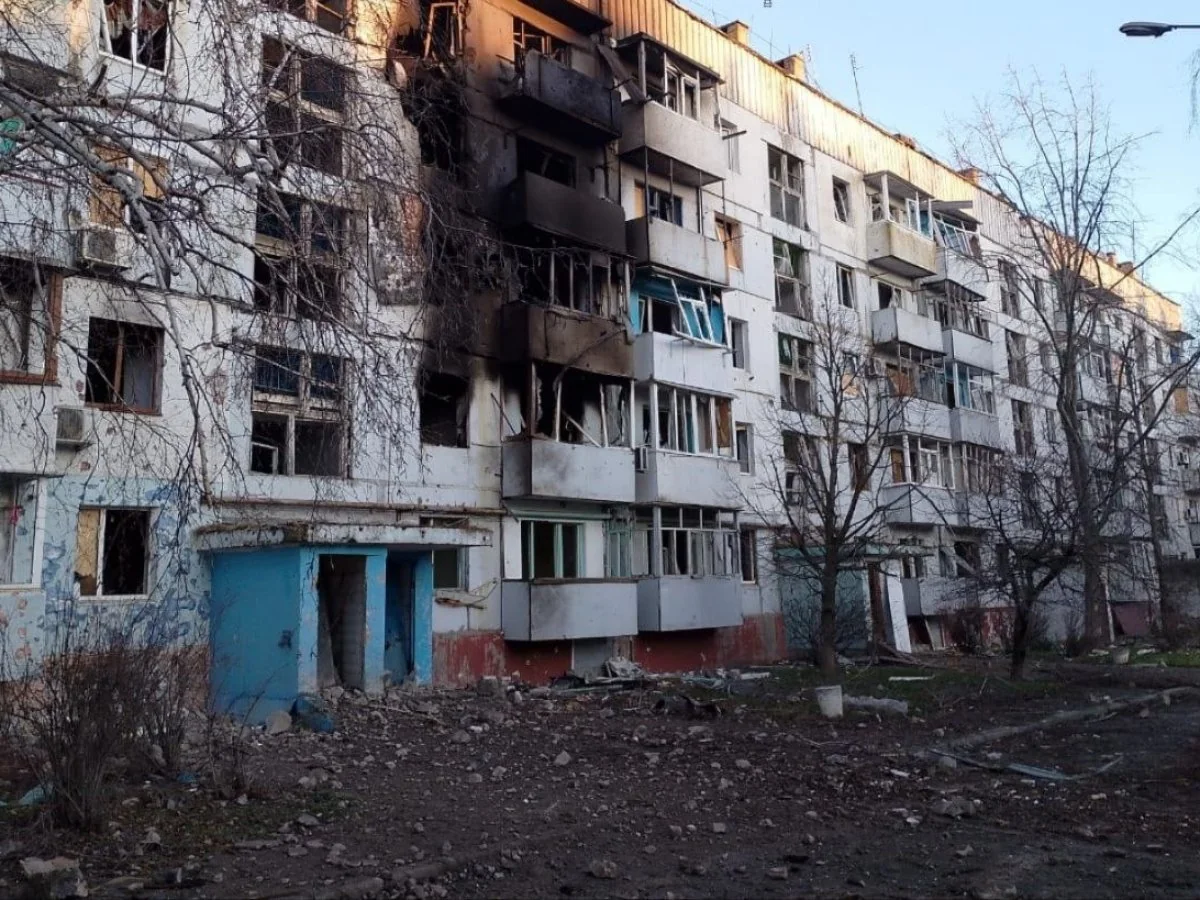Пошкоджена багатоповерхівка Корабельного району Херсона після російського обстрілу