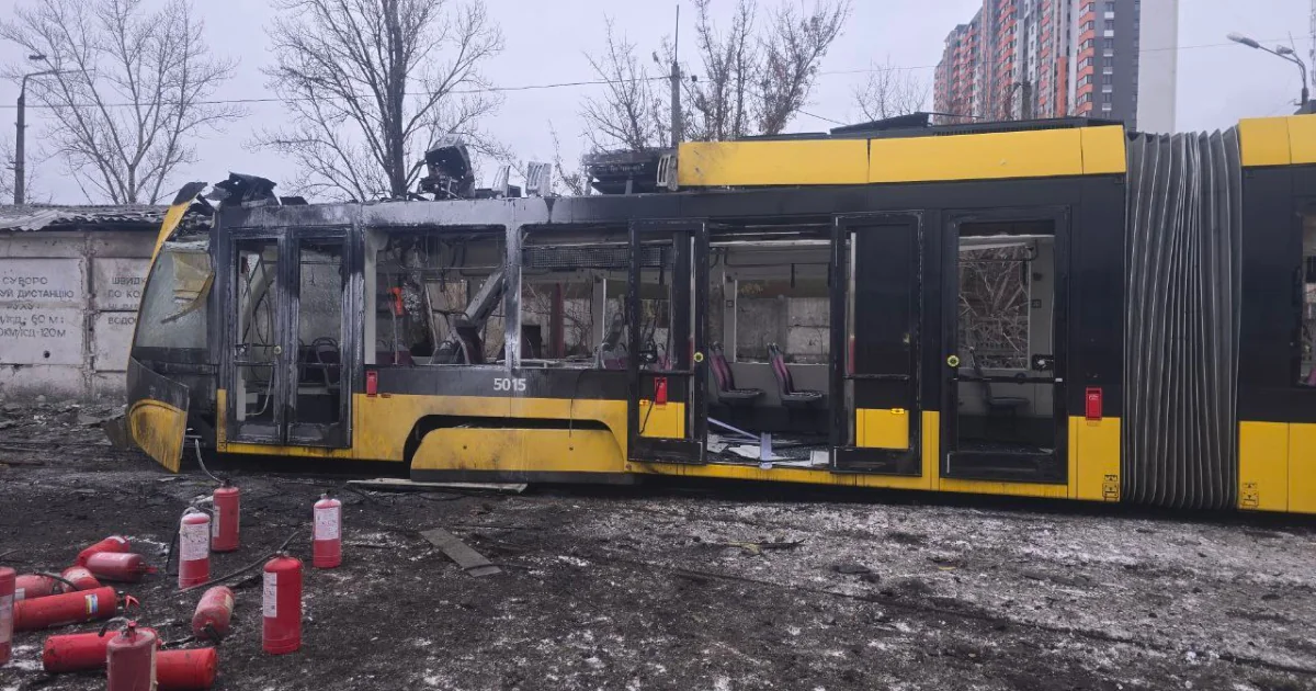 Пошкоджений трамвай PESA в депо Києва після російського обстрілу