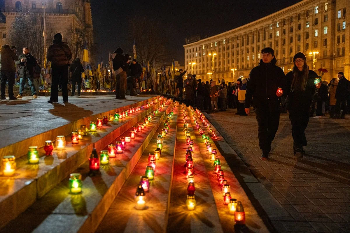 Люди зі свічками вшановують загиблих під час війни на площі в Києві