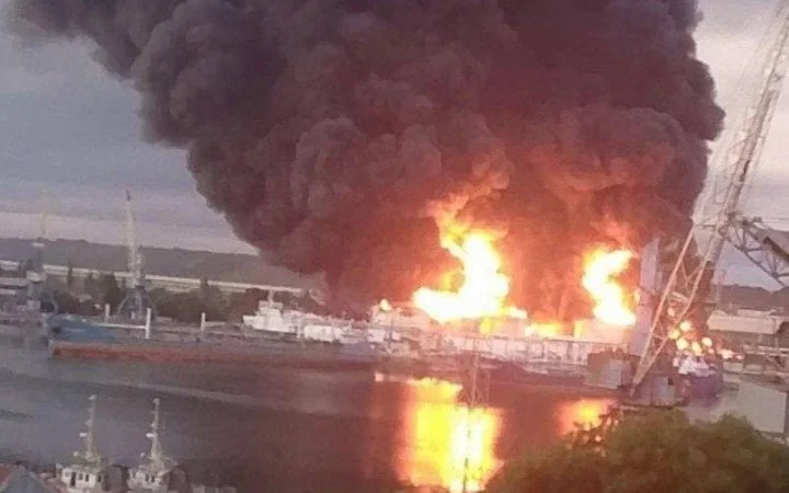Пожар в порту Керчи после удара дронов СБУ по складам боеприпасов