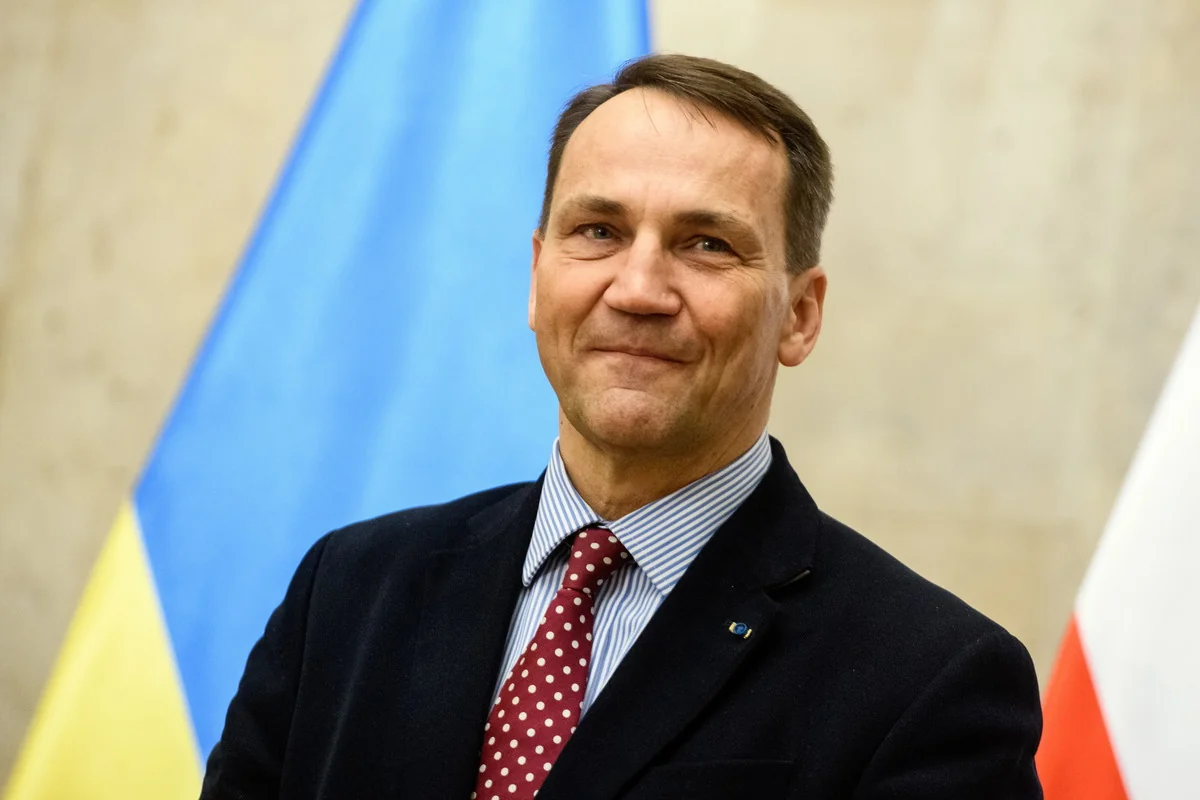 Радослав Сикорский на фоне флагов Украины и Польши