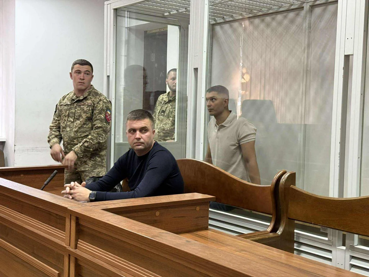 Владислав Реут у судовому боксі Печерського суду під вартою з охороною