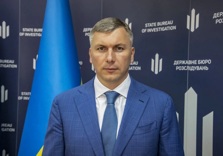 Сухачов: ГБР не знало о пытках в «Скеле» до журналистов Директор ДБР Алексей Сухачов на фоне флага Украины