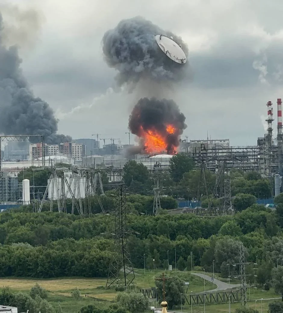 Чорний дим і пожежа на НПЗ Славнефть-ЯНОС у Ярославлі після удару