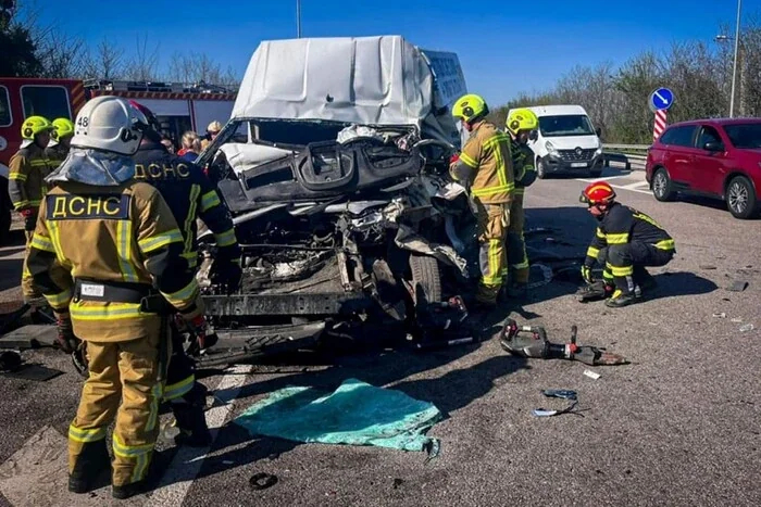 Рятувальники ДСНС на місці зіткнення вантажівки та мікроавтобуса на трасі Київ-Одеса