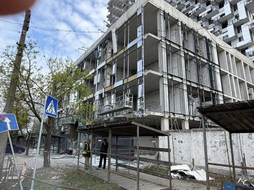 Пошкоджена багатоповерхівка в Києві, яку Трамп хоче відвідати після війни
