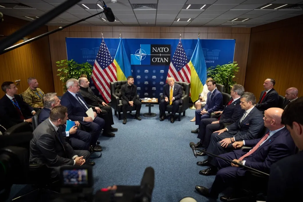 Дональд Трамп і Володимир Зеленський на саміті НАТО під час обговорення підтримки України