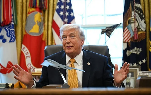 Дональд Трамп за столом з моделлю бойового дрона під час заяви про удари по Ірану