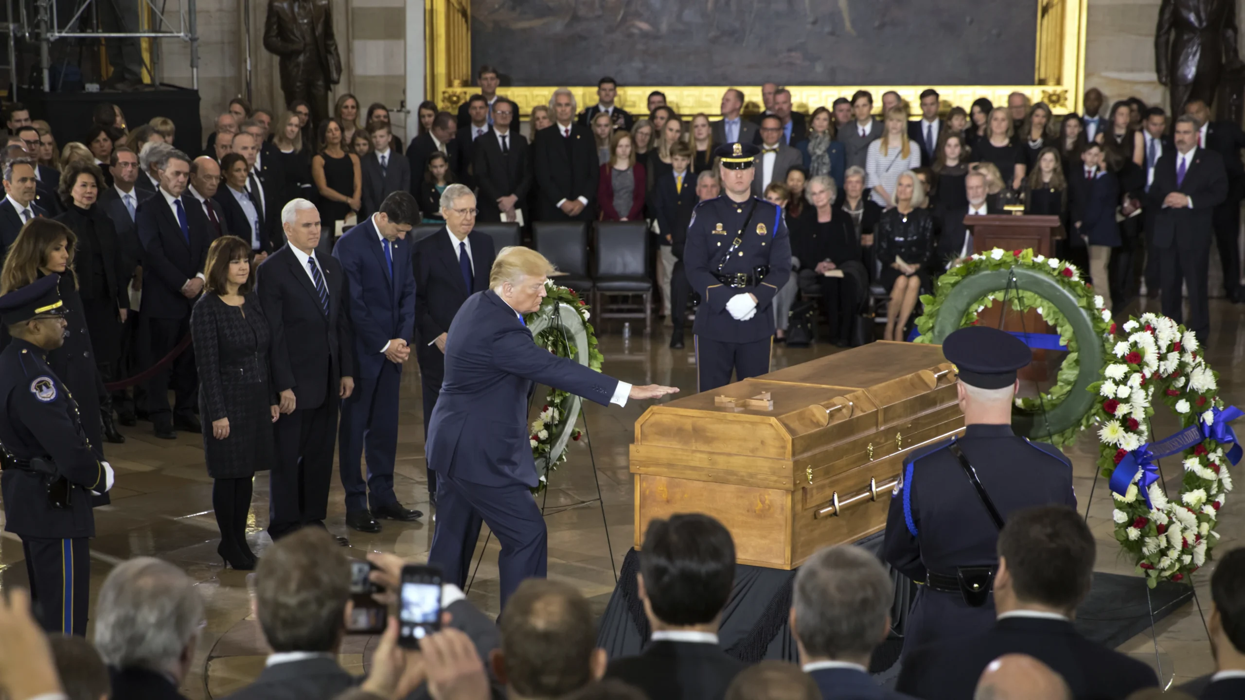 Дональд Трамп біля труни сенатора Ліндсі Грема на церемонії прощання