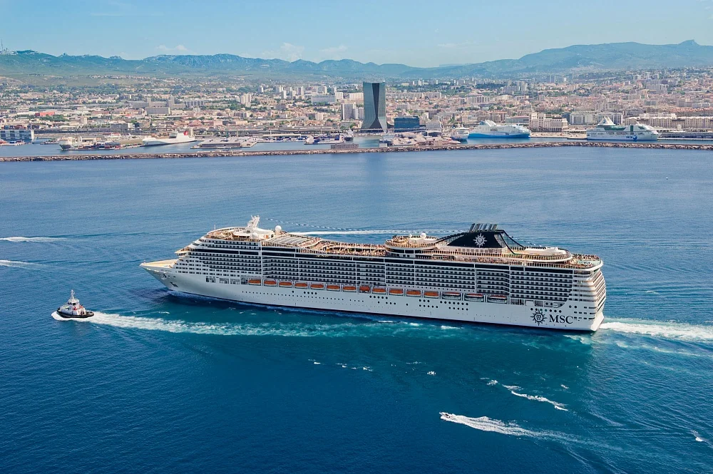 Круїзний лайнер Scarlet Lady Virgin Voyages біля турецького узбережжя