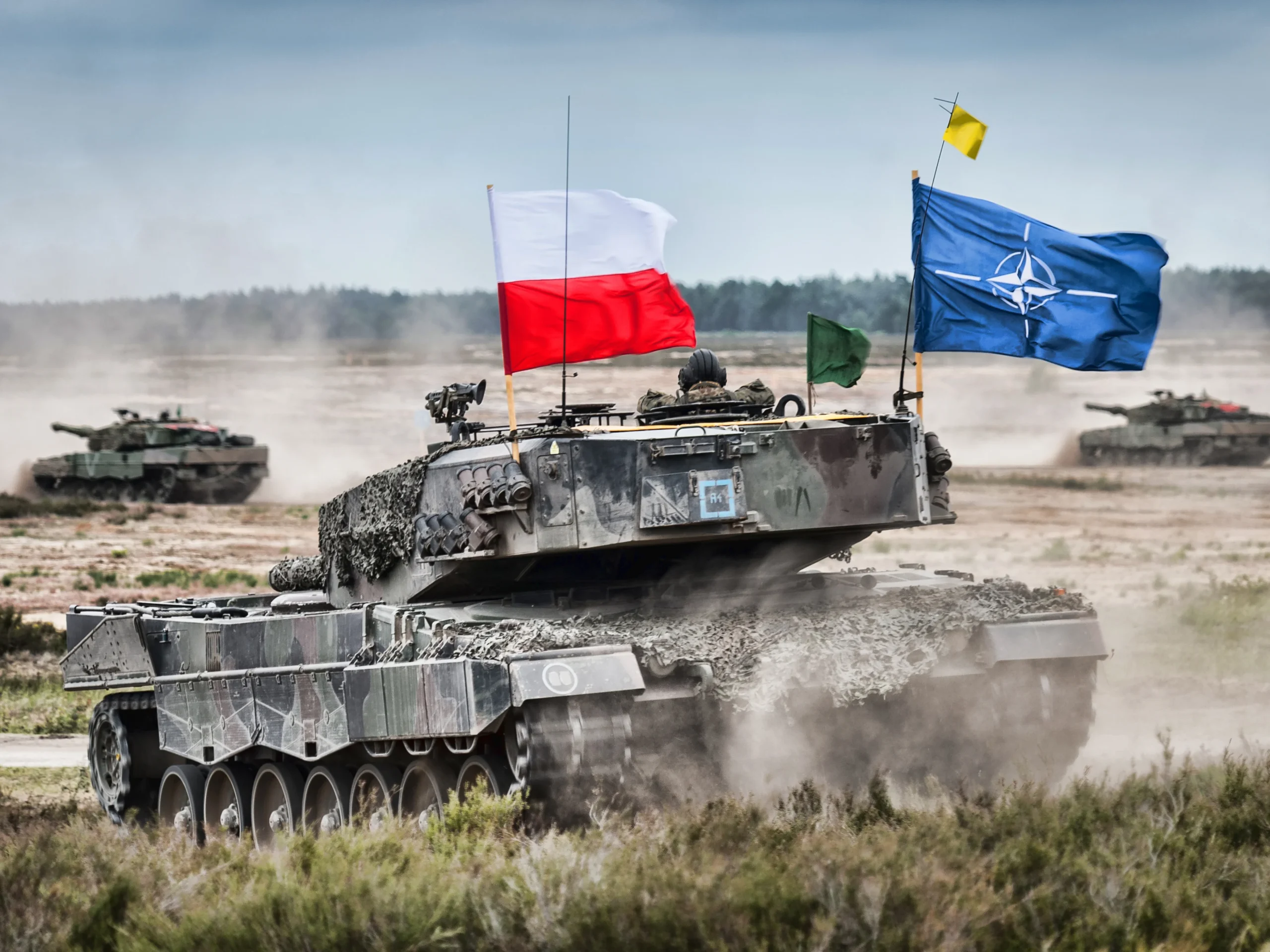Польські танки з прапором НАТО під час військових навчань коаліції