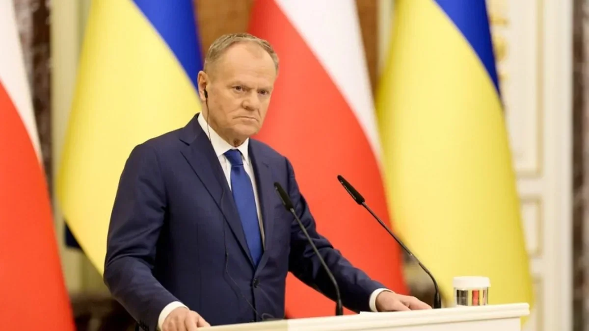 Дональд Туск виступає з заявою щодо Волинської трагедії на тлі прапорів Польщі та України
