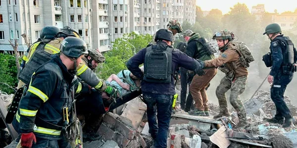 Рятувальники евакуюють постраждалого з-під завалів будинку в Харкові після удару РФ