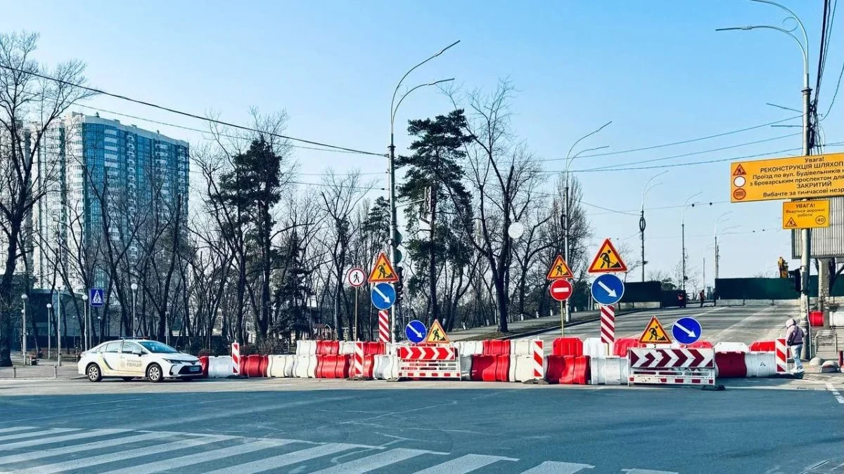 Перекрита ділянка проспекту Академіка Корольова з барєрами та знаками в Києві
