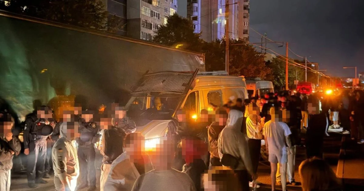 Натовп біля пошкодженого фургона під час заворушень з ТЦК у Львові