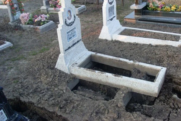 Провали ґрунту біля свіжих могил на Національному військовому меморіальному кладовищі