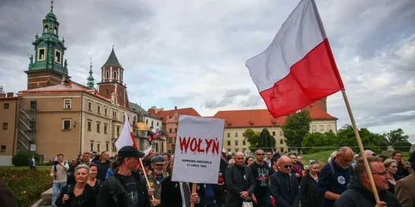 Протест в Польше с флагом и плакатом Волынская резня 1943 года