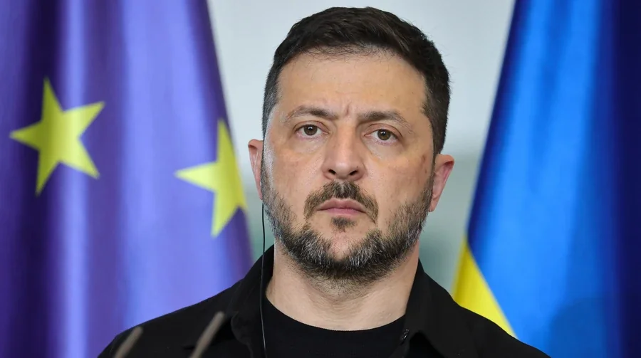 Президент України Володимир Зеленський на тлі прапорів ЄС і України