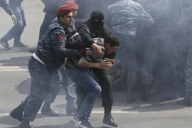 Затримання лідера опозиційної партії Вірменії спецпідрозділом у Єревані