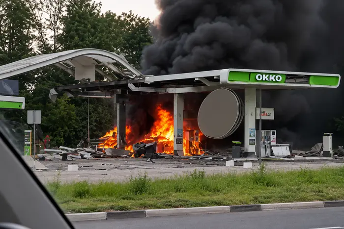 Палаюча АЗС ОККО в Запоріжжі після російського удару