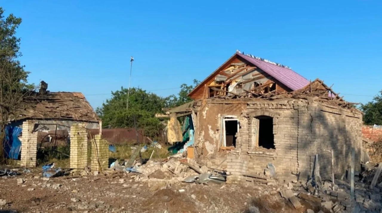 Зруйновані будинки та уламки після удару по селищу Райгородок на Донеччині
