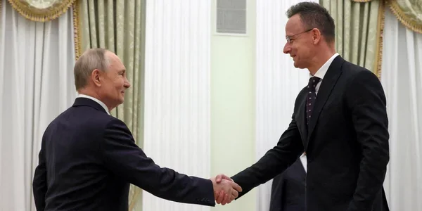 Петер Сійярто тисне руку Володимиру Путіну на зустрічі