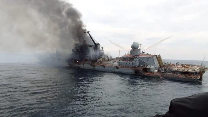 Палаючий російський військовий корабель у відкритому морі після удару