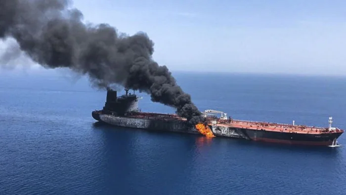 Палаючий російський танкер в Азовському морі після удару ЗСУ