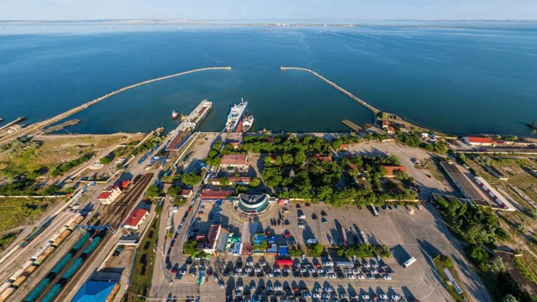 Панорамний вид на Керченську поромну переправу з пришвартованими поромами в порту Кавказ-Крим після українських ударів, що знизили потужність на 75%
