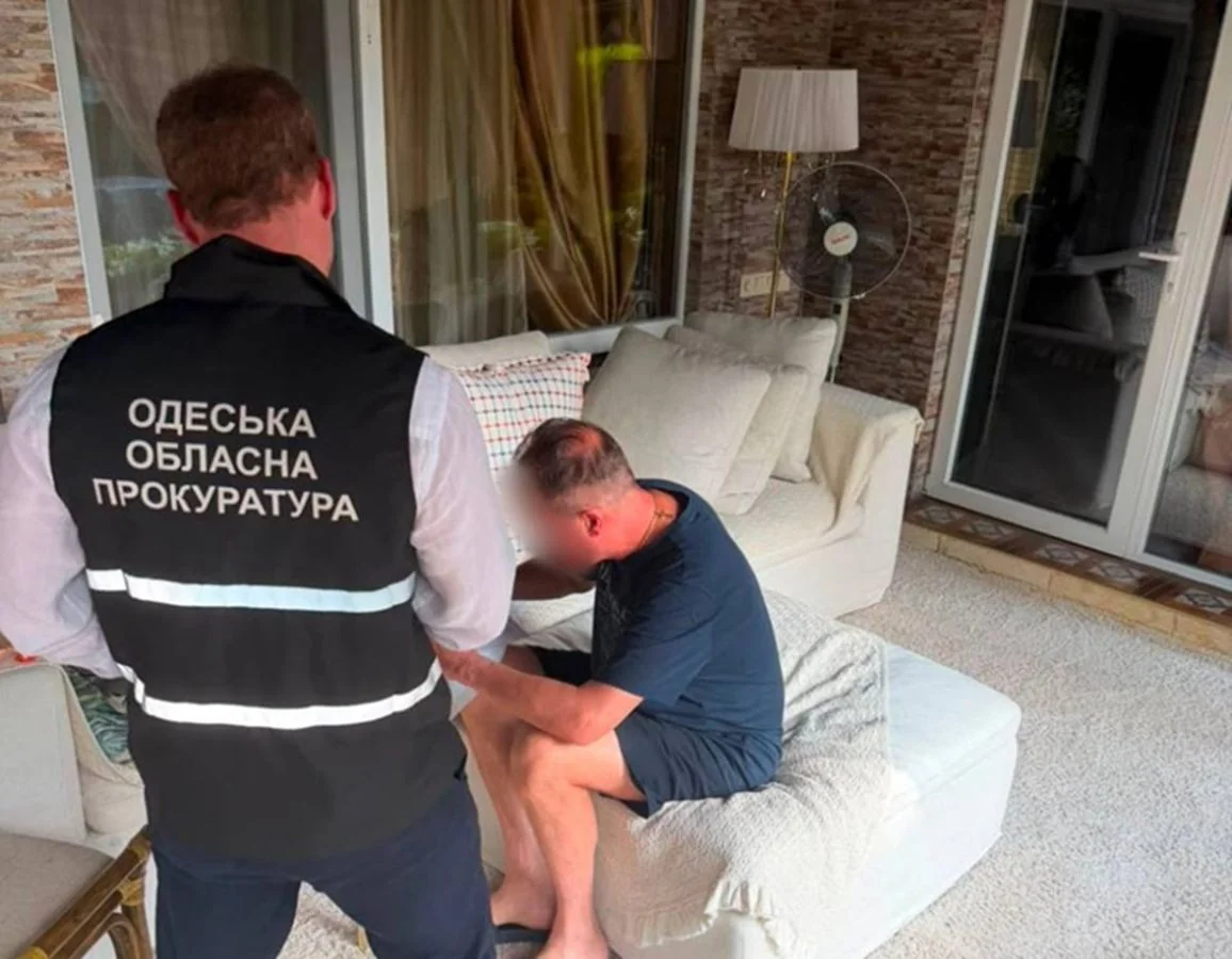 Співробітник Одеської обласної прокуратури затримує депутата в котеджі