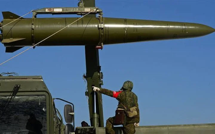 Російський військовий готує Іскандер до удару по Грозі на Харківщині