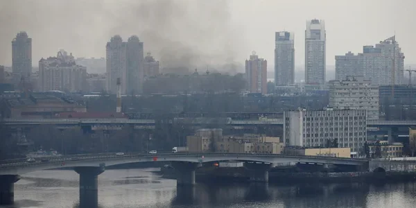 Дим над мостом і хмарочосами Києва під час загострення війни