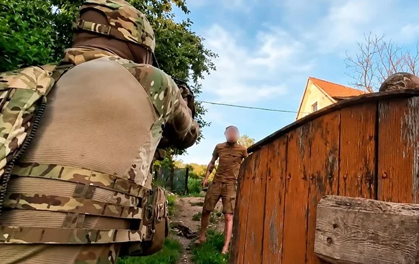 Спецпризначенець націлює зброю в чоловіка у СЗЧ на Дніпропетровщині