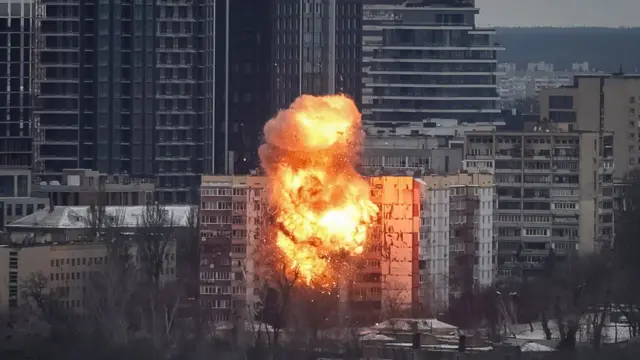 Вибух балістичної ракети серед багатоповерхівок у Києві вночі