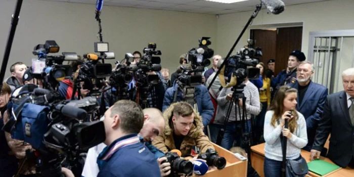 Журналісти з камерами в залі суду за позовом Парковий-2 до Слідство.Інфо