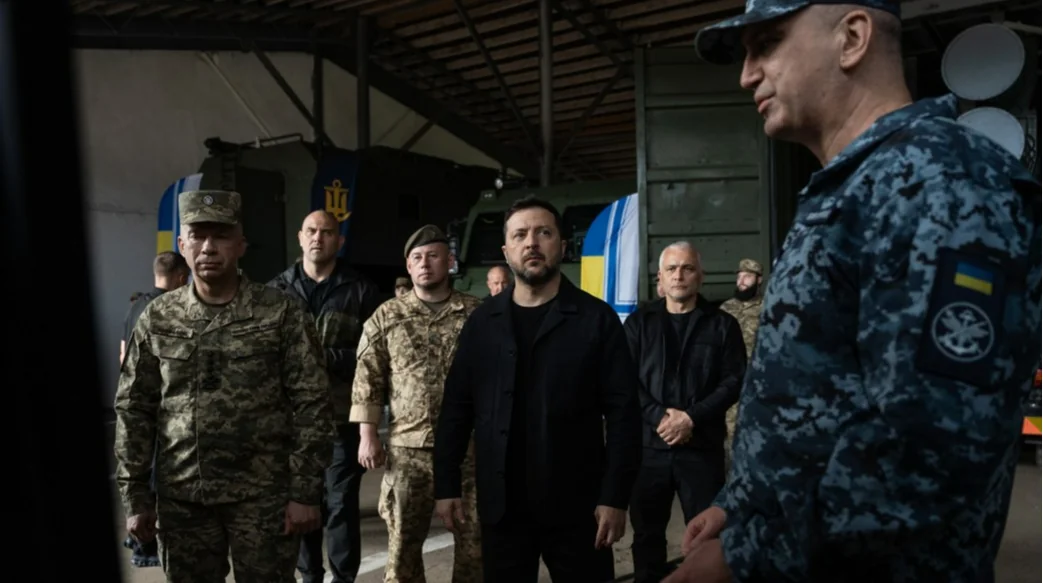 Президент Зеленський з військовими ВМС ЗСУ у ангарі під час створення бригади протимінної боротьби