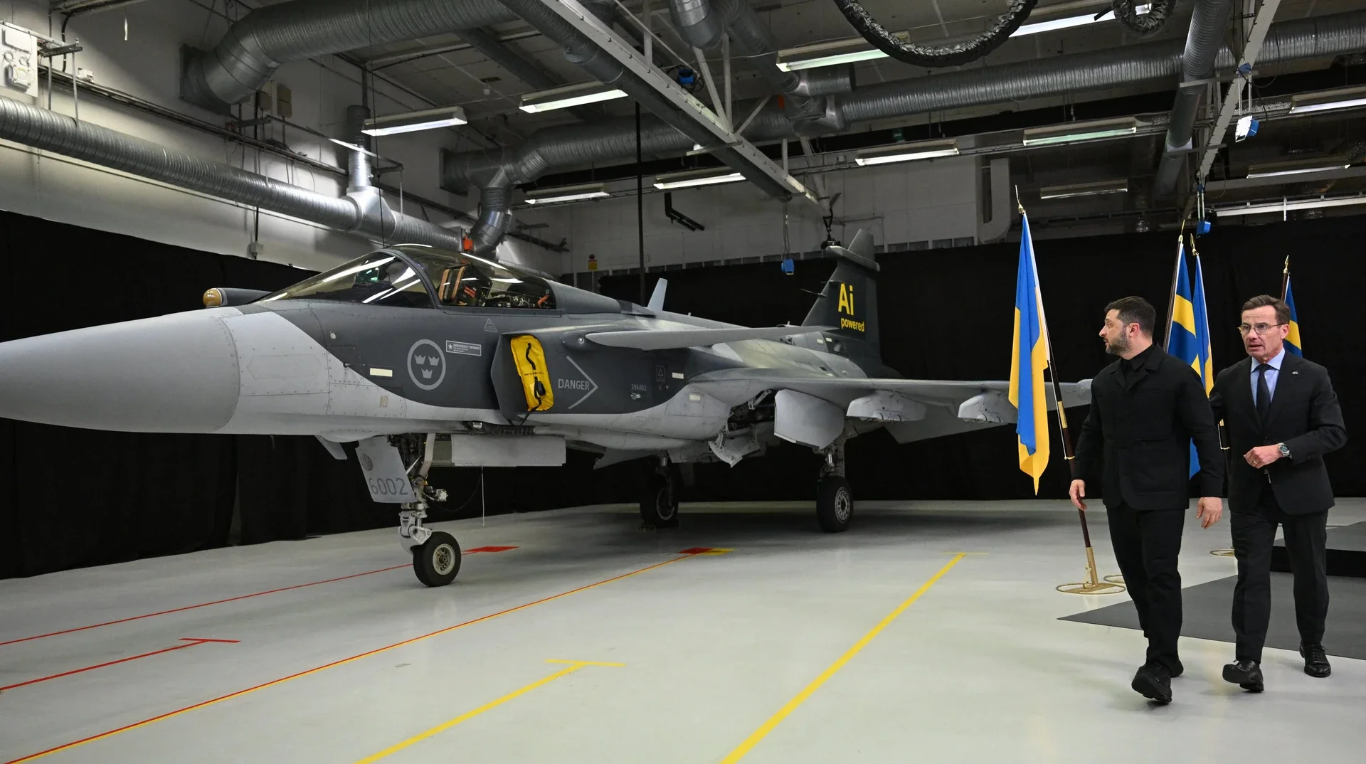 Зеленський і Крістерссон біля винищувача Gripen у ангарі
