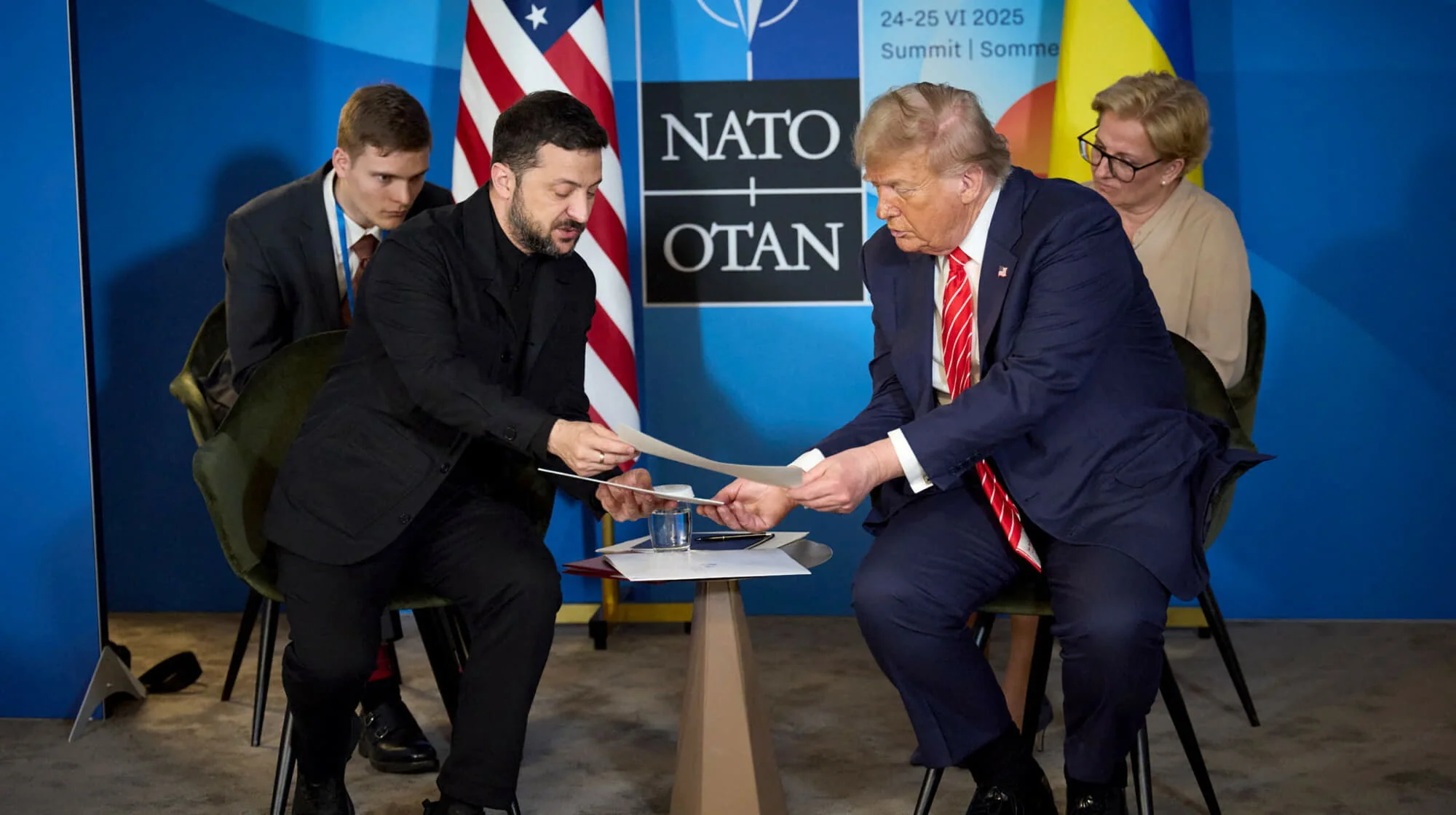 Зеленский и Трамп встретятся на саммите НАТО в Анкаре 8 июля Зеленский и Трамп обмениваются документами на саммите НАТО