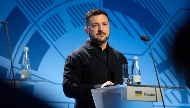 Зеленский назвал приоритеты Украины на саммите НАТО в Анкаре Президент Зеленский на трибуне саммита НАТО в Анкаре с надписью Ukraine