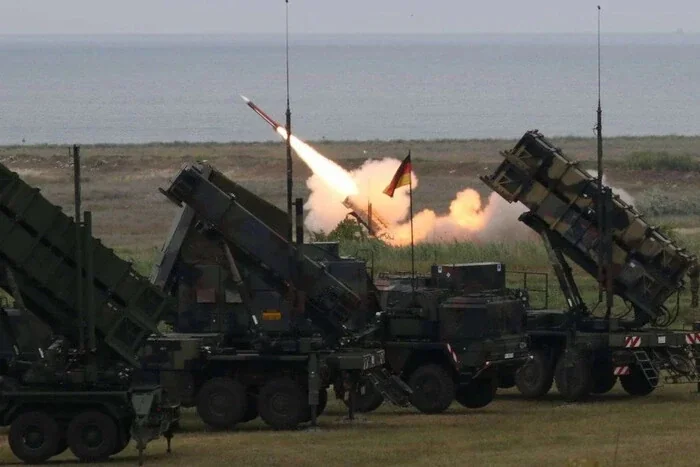 Німецькі ЗРК Patriot запускають ракети-перехоплювачі біля узбережжя