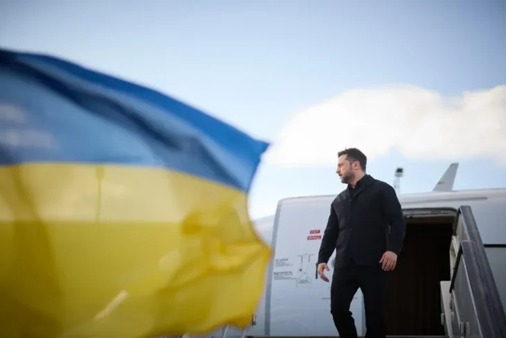 Зеленский прибыл на саммит НАТО в Анкаре Зеленский сходит с самолета в Анкаре на саммит НАТО