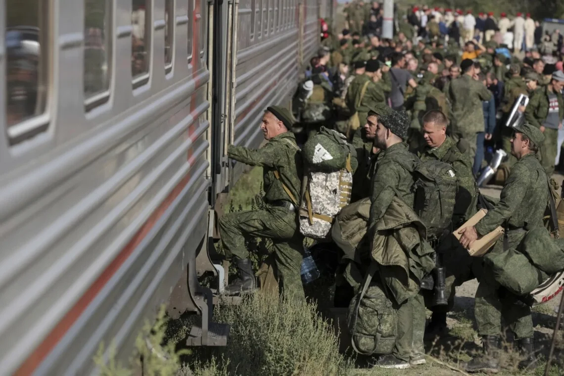 Російські солдати сідають у потяг під час мобілізації