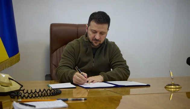 Зеленський підписує законопроекти про продовження воєнного стану
