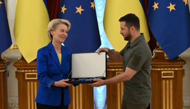 Зеленський вручає фон дер Ляєн орден Європи на тлі прапорів України та ЄС