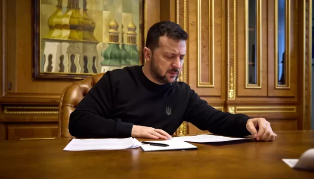 Зеленский ввёл санкции против Березы: экс-деп хвастается «бинго» Президент Зеленский за столом просматривает документы о санкциях против Березы