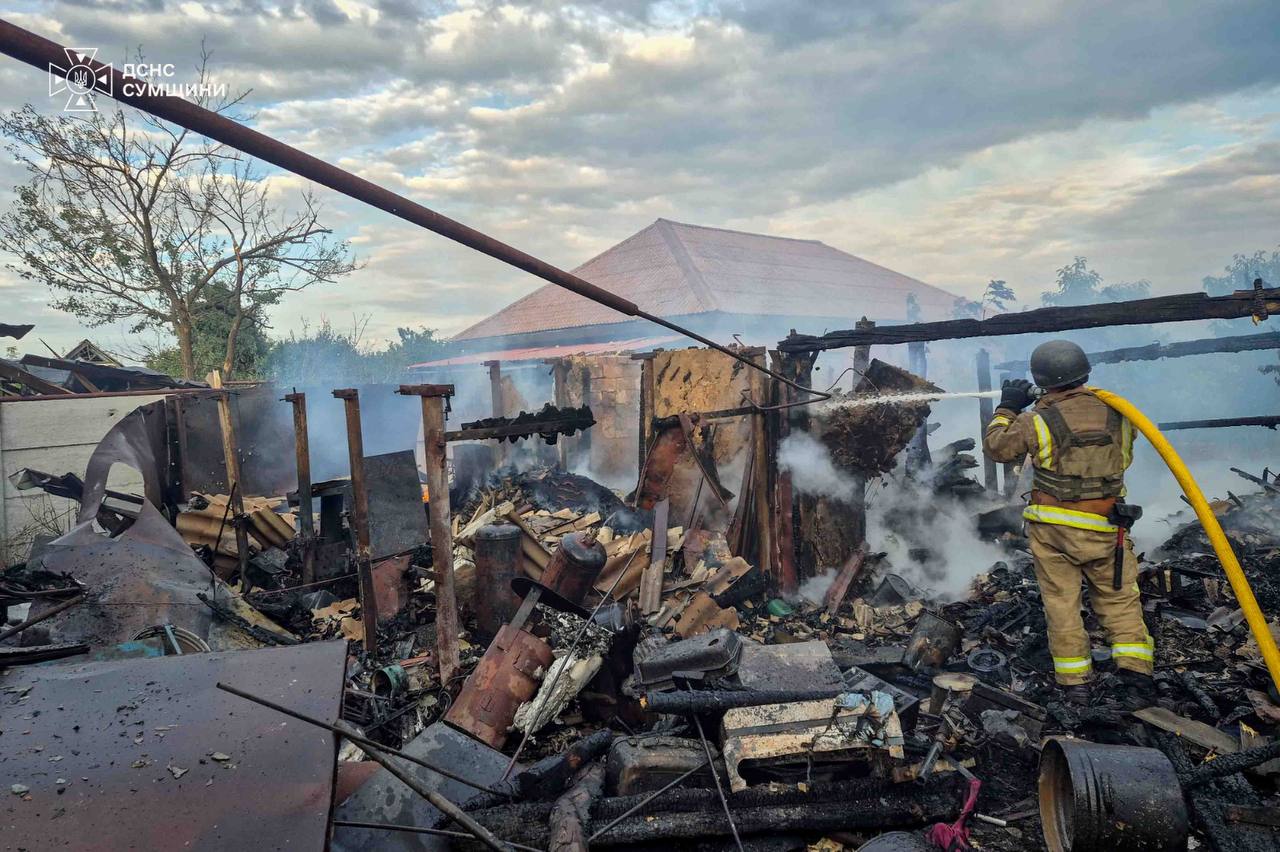 Рятувальник гасить пожежу серед згорілих руїн приватного подвіря на Сумщині