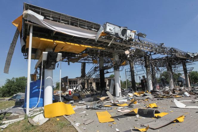 Зруйнована АЗС з обваленим жовтим навісом і уламками на землі