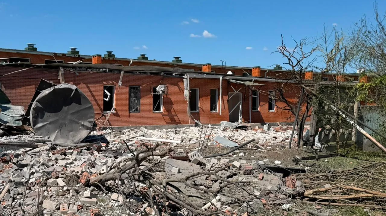 У Херсоні з-під завалів школи дістали тіло загиблого