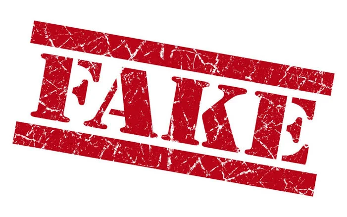 Червоний потертий штамп FAKE з двома смугами на білому тлі